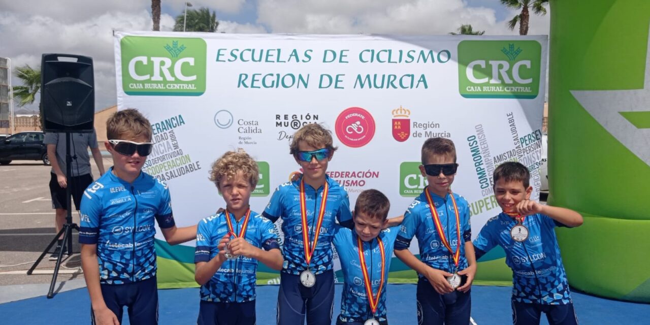 Las escuelas de ciclismo vuelven a la<br>competición de carretera en Los Alcázares