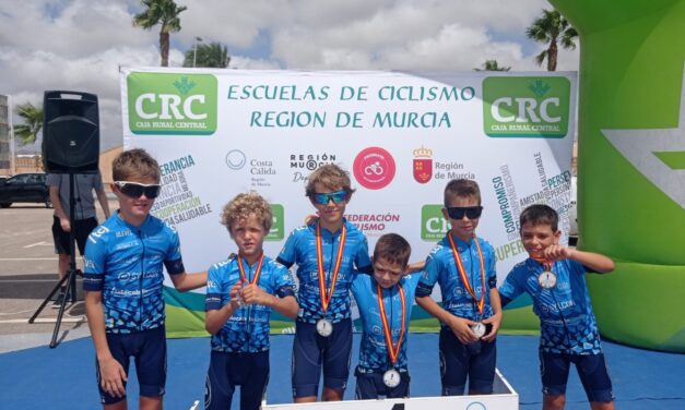 Las escuelas de ciclismo vuelven a la<br>competición de carretera en Los Alcázares