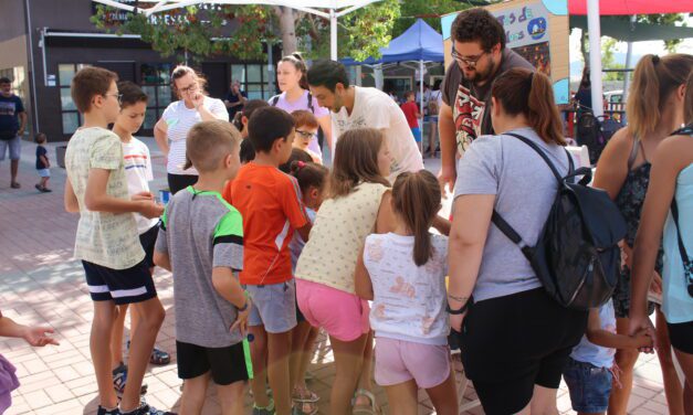 Niños y mayores aprenden la importancia de reciclar los residuos a través de juegos y talleres