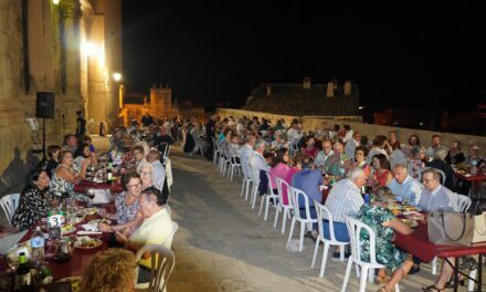 Los feligreses de Santiago disfrutan de la cena solidaria a ritmo de tuna