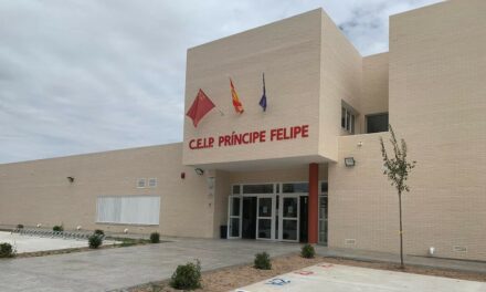 El Colegio Príncipe Felipe denuncia que dos años después aún funcionan con luz de obra