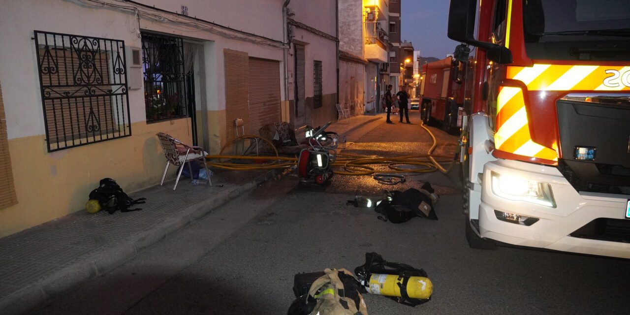 Un incendio en una vivienda de la calle Duque deja a un herido grave por quemaduras “considerables”