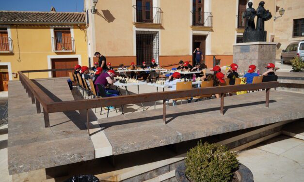 El maestro Alejandro Castellanos se enfrenta a 20 jugadores en una exhibición de simultáneas