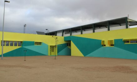 El Polideportivo Municipal La Hoya ya luce el nuevo edificio de vestuarios y aseos