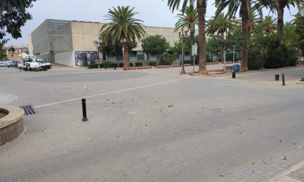 Ciudadanos pide que se vuelvan a colocar los pivotes de la parte de abajo del paseo