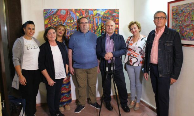 Diego Martínez expone sus coloristas trabajos de cerámica y pintura en la Casa del Artesano