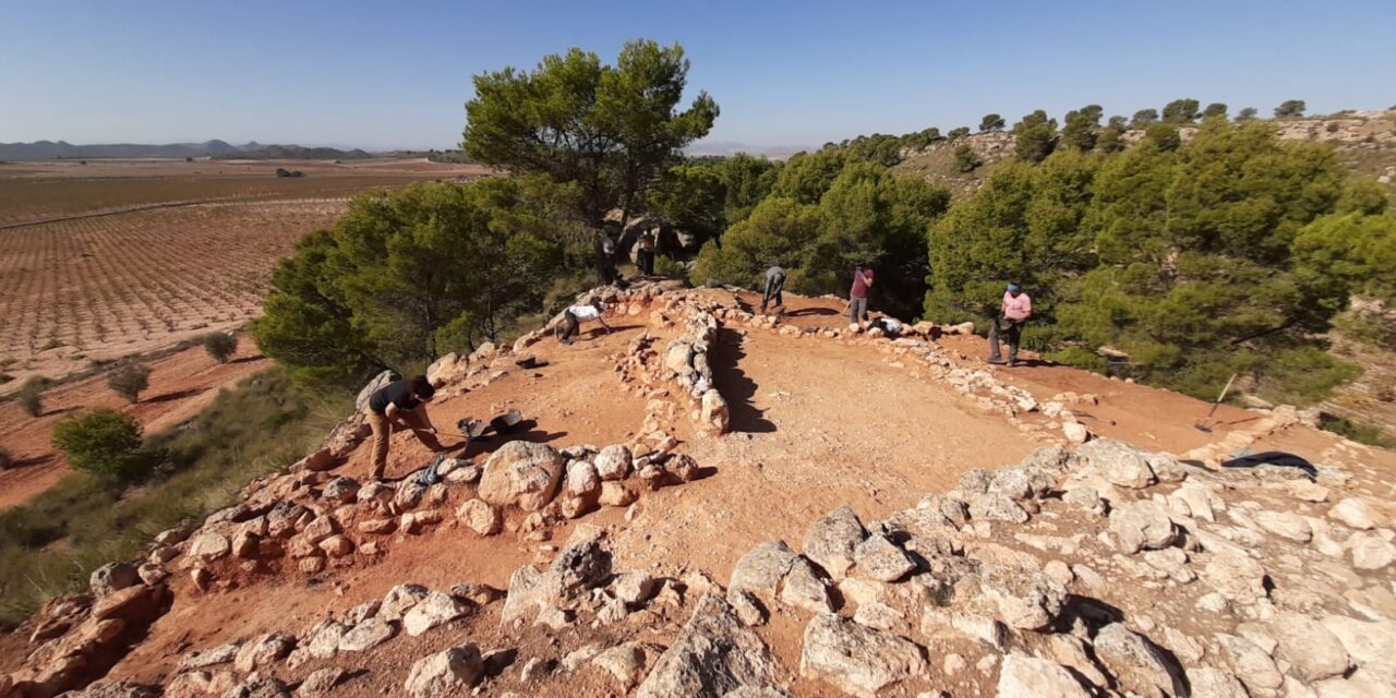 Diez alumnos participan en las excavaciones en el poblado del Cerro del Tío Pimentón