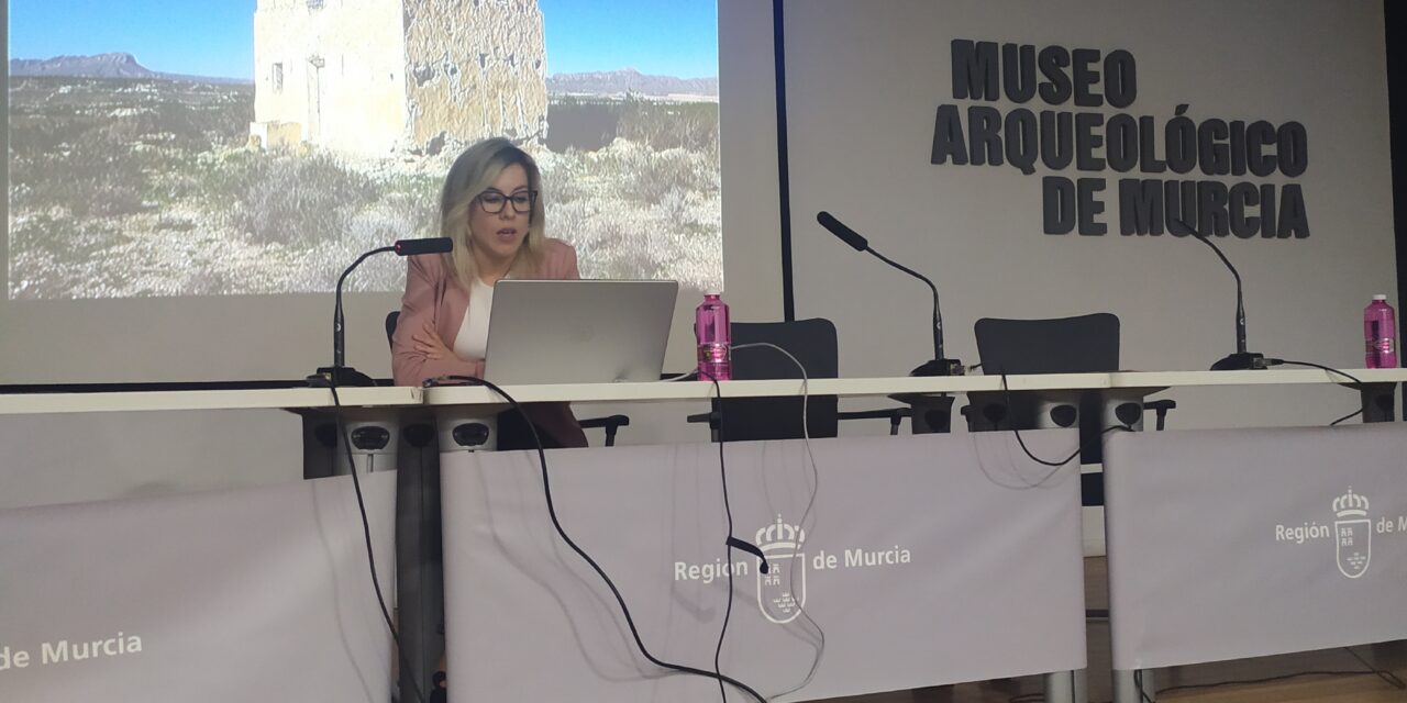 Estefanía Gandía presenta un trabajo sobre la Torre Bajomedieval del Mayorazgo de Ascoy