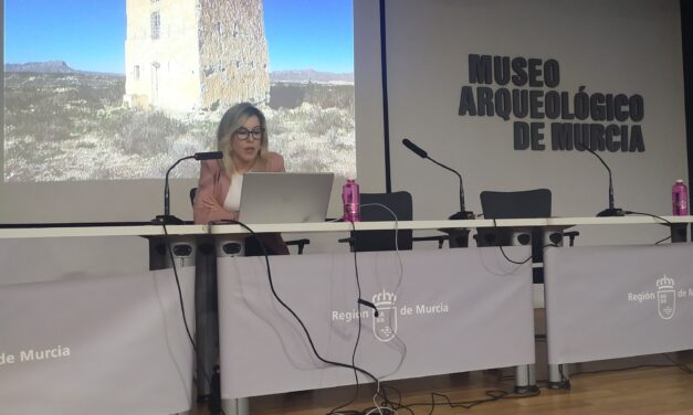Estefanía Gandía presenta un trabajo sobre la Torre Bajomedieval del Mayorazgo de Ascoy