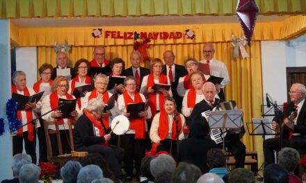 El Centro de Mayores del IMAS celebra su festival de villancicos más intergeneracional