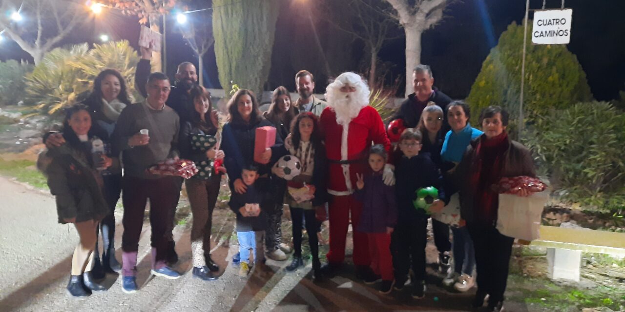 Papá Noel reparte ilusión en su visita a la pedanía de la Fuente del Pino