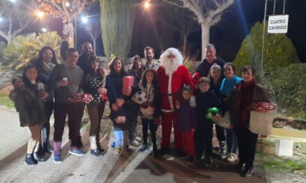 Papá Noel reparte ilusión en su visita a la pedanía de la Fuente del Pino