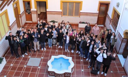 Alumnos franceses del programa de intercambio con el Arzobispo Lozano son recibidos en el Ayuntamiento