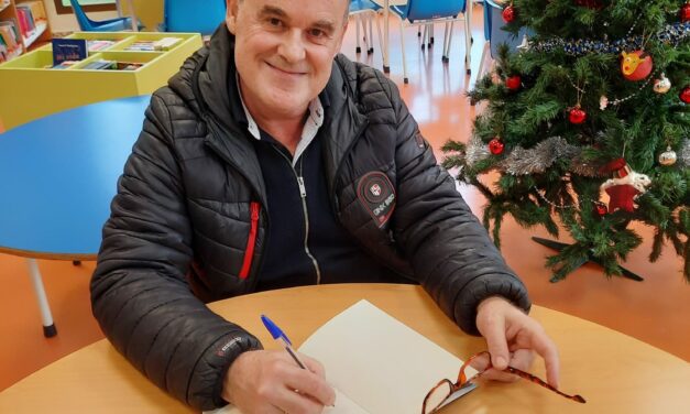 José Díaz dona a la biblioteca municipal su libro sobre su experiencia en el buque de Elcano