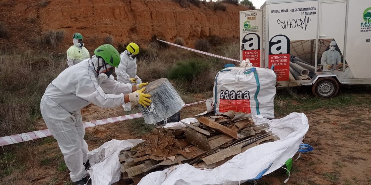 El Ayuntamiento realiza la limpieza de 2 vertederos ilegales con residuos tóxicos