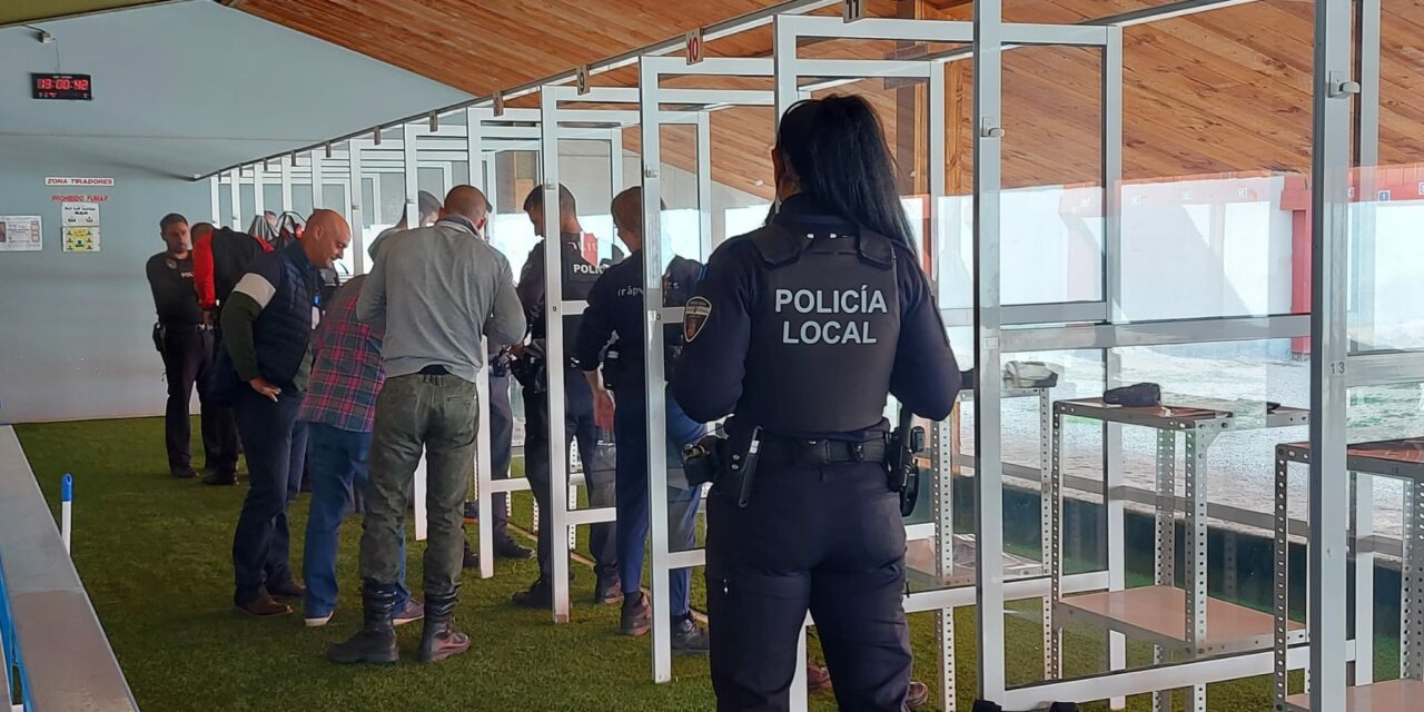 Los nuevos agentes de la Policía Local reciben armas de fuego reglamentarias