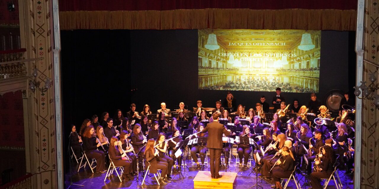 El concierto fin de año de la Julián Santos pone en pie el Teatro Vico
