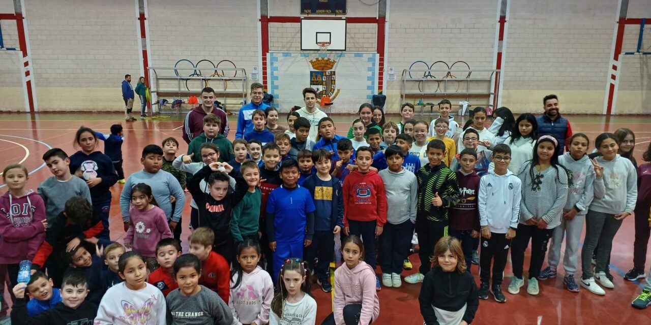 Más de 70 niños y niñas asisten a la primera jornada de la Escuela de Pequebalonmano