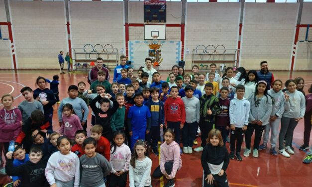 Más de 70 niños y niñas asisten a la primera jornada de la Escuela de Pequebalonmano