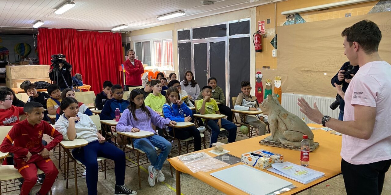 El taller ‘La viajera del tiempo’ hizo parada en el colegio de La Asunción