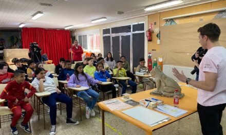El taller ‘La viajera del tiempo’ hizo parada en el colegio de La Asunción