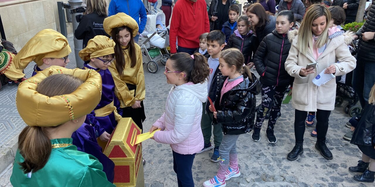 Los pajes reales ayudaron a Sus Majestades a recoger las cartas de los niños de Jumilla