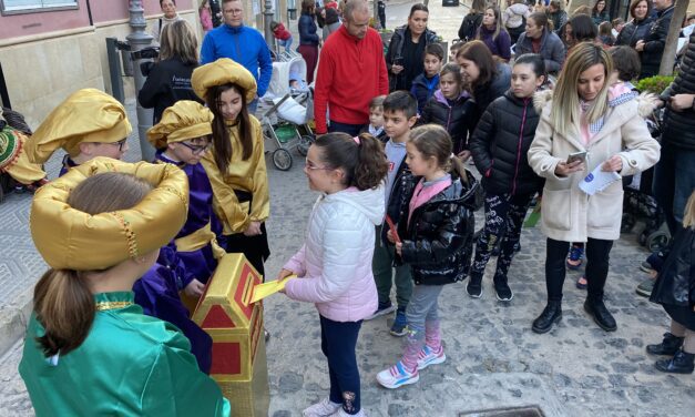 Los pajes reales ayudaron a Sus Majestades a recoger las cartas de los niños de Jumilla