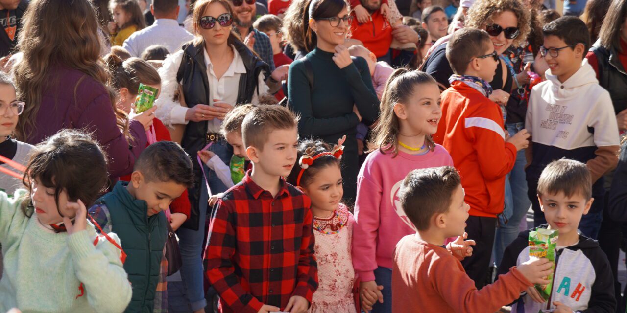 Centenares de niños y niñas asisten a las campanadas del último día del año