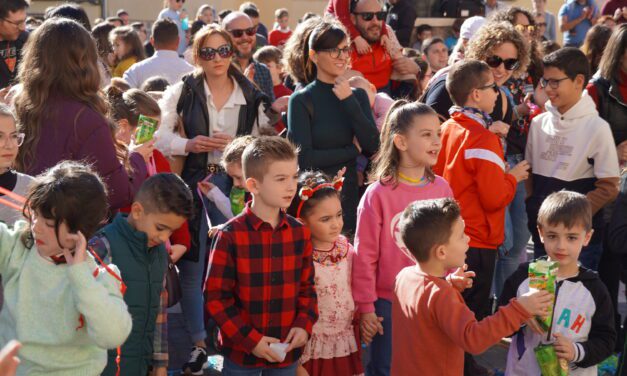 Centenares de niños y niñas asisten a las campanadas del último día del año