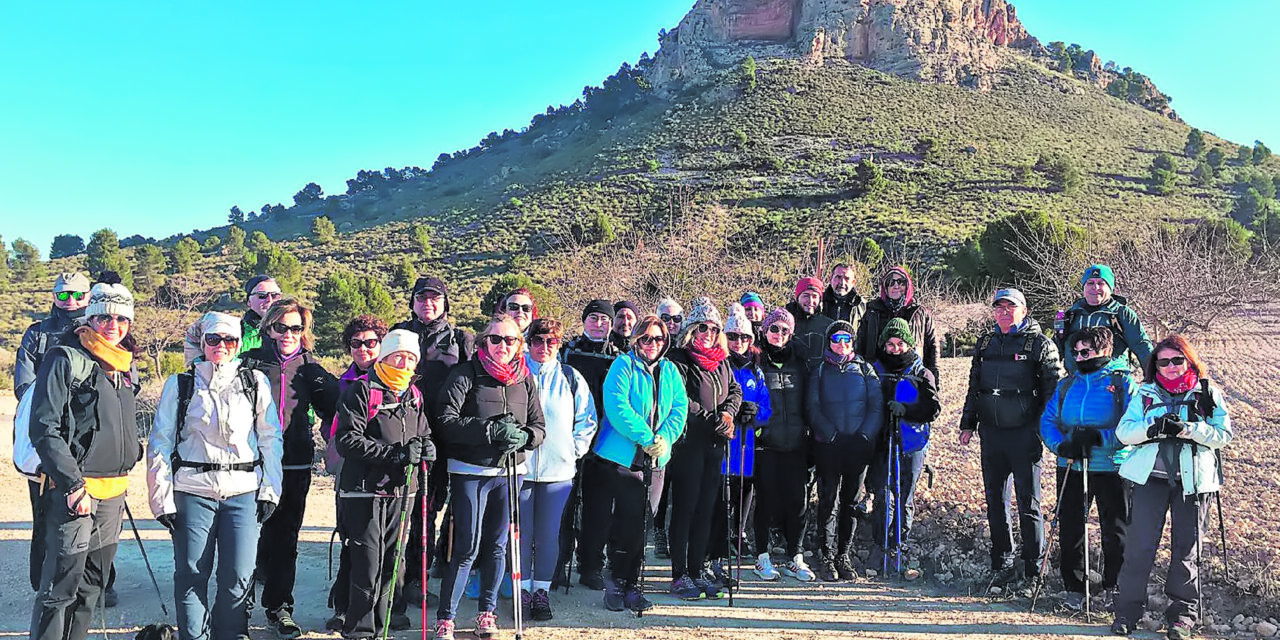 Una treintena de senderistas coronan las cumbres del Cenajo y Peñas Blancas