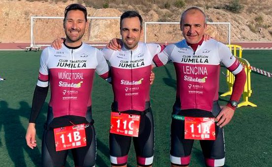 Tres atletas del Club Triatlón compiten en el Duatlón súper sprint por relevos en Calasparra