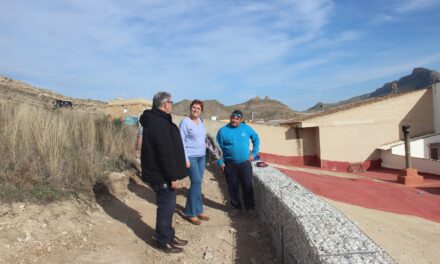 Se construye un muro gavión con el fin de desviar las aguas pluviales del monte del Castillo