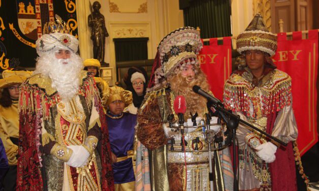 Melchor, Gaspar y Baltasar recogen las llaves de la ciudad y visitan varios centros infantiles y de mayores