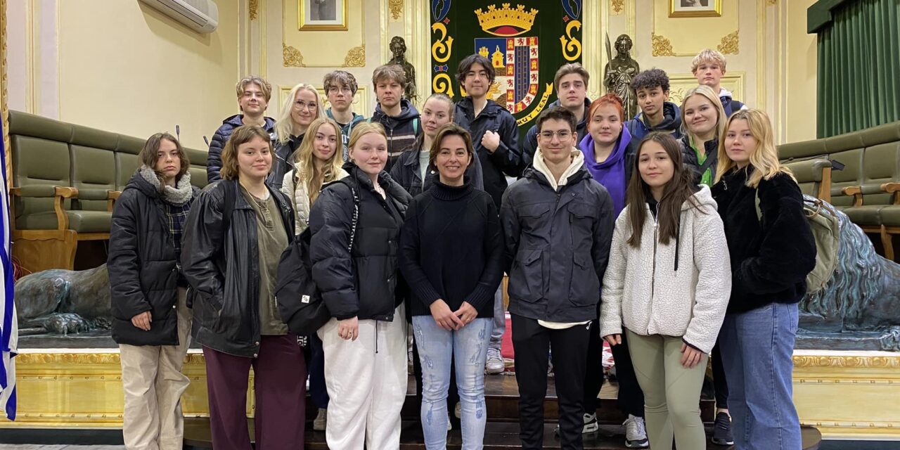 Alumnos finlandeses de intercambio en Jumilla, visitan el Ayuntamiento
