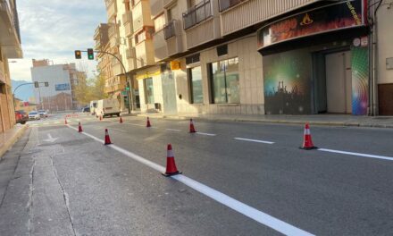 Tráfico realiza el repintado de marcas viales en varias zonas del casco urbano