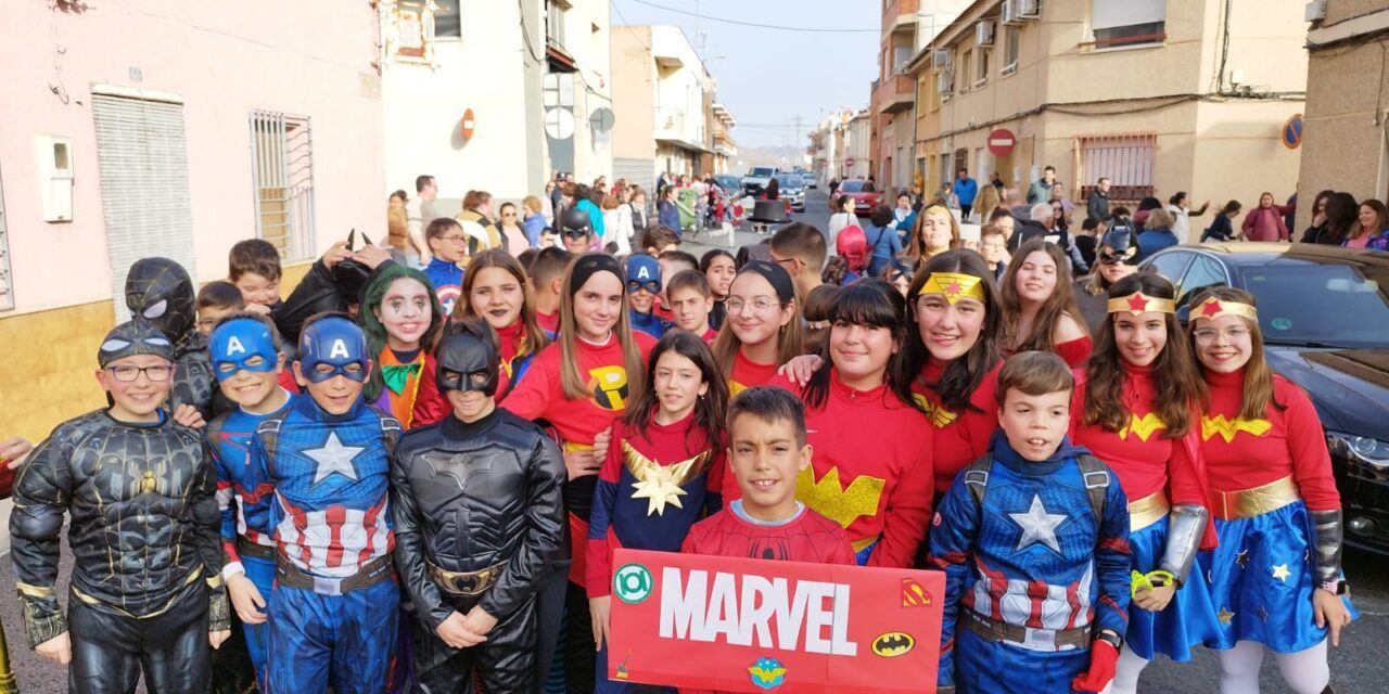 Los colegios salen a la calle a compartir con los jumillanos su vistoso Carnaval