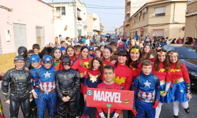 Los colegios salen a la calle a compartir con los jumillanos su vistoso Carnaval