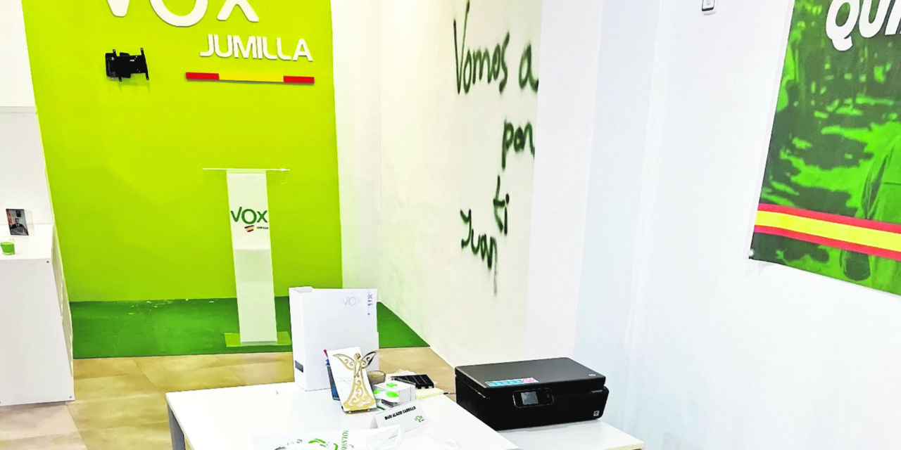 Atacan la sede de Vox en Jumilla y aparece con pintadas y mensajes amenazantes para su coordinador