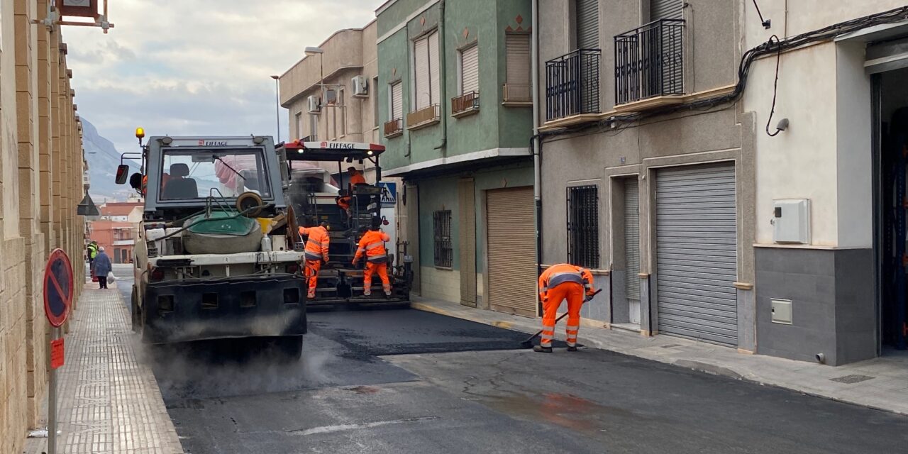 El Ayuntamiento mejora el firme de varios tramos de calles en una nueva fase del Plan de Asfaltado