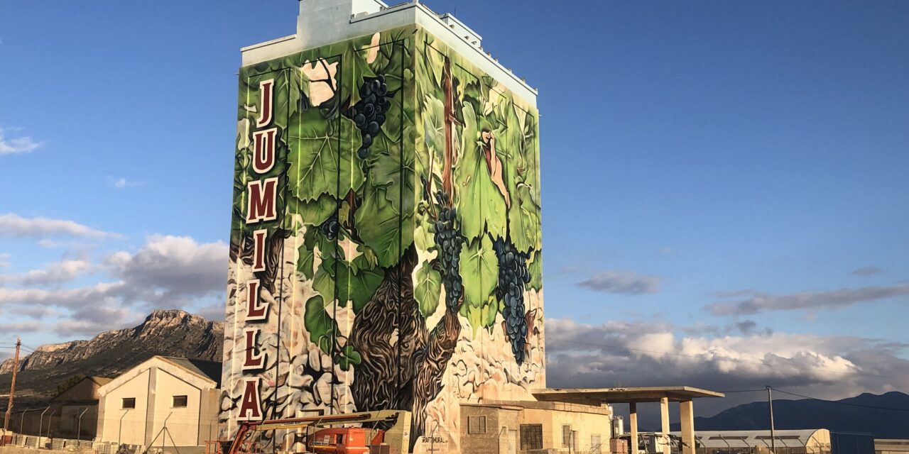 Andrés Carlos López Herrero pinta el silo con ‘Raíces que miran al cielo’
