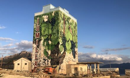 Andrés Carlos López Herrero pinta el silo con ‘Raíces que miran al cielo’