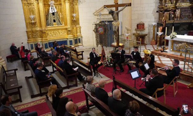 La Cofradía Santo Costado de Cristo entrega las Lanzadas ante sus hermanos