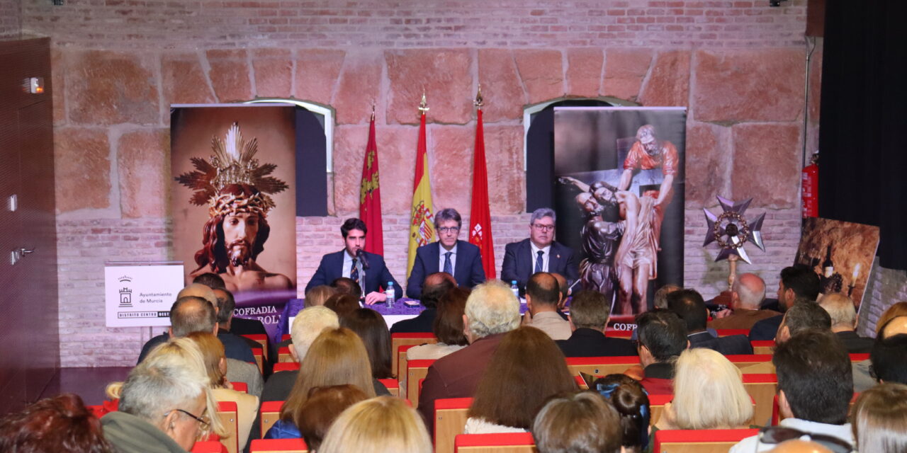 El vino Getsemaní de la Cofradía del Rollo se viste de largo en su presentación en Murcia