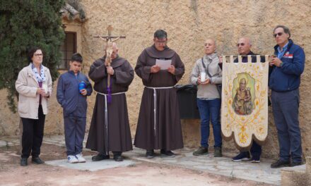 Decenas de agricultores le ruegan a la Abuela Santa Ana para que llueva