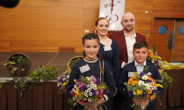 Vendimiadores de la Fiesta de la Vendimia 2023: Andrés Jiménez y Ángela Sánchez, junto a Javier López y Lluc Martínez