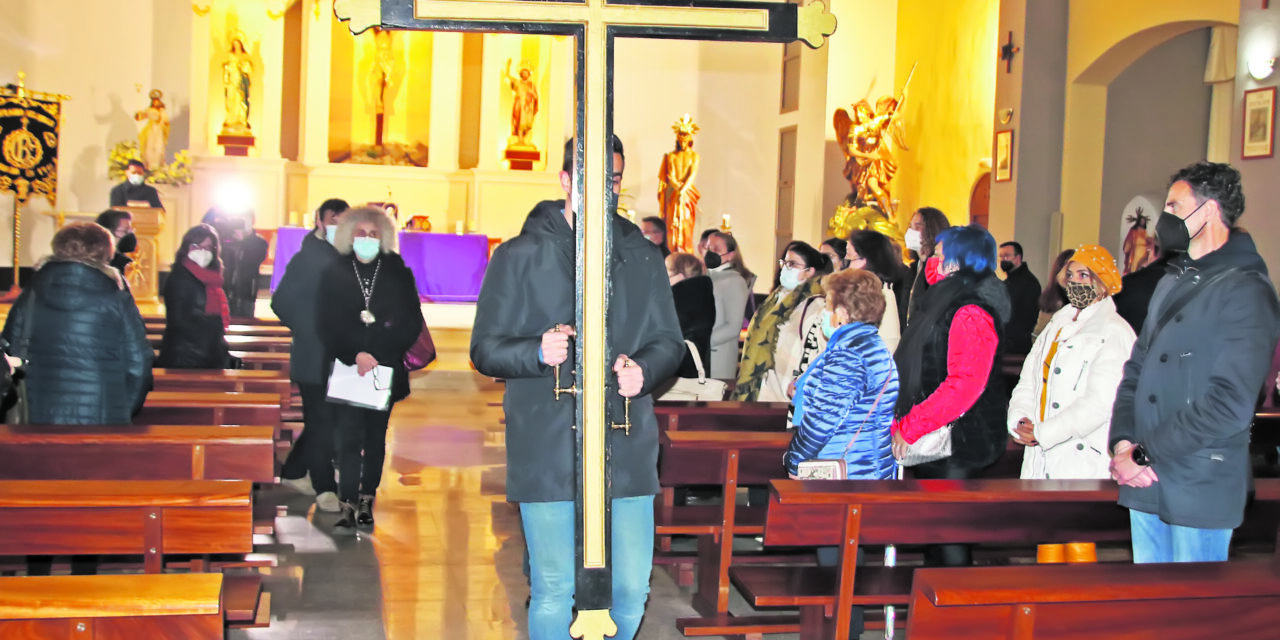 Los jóvenes cofrades de la JCHSS organizan el II Viacrucis en la iglesia de San Juan