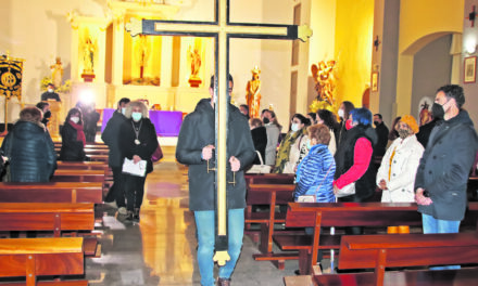 Los jóvenes cofrades de la JCHSS organizan el II Viacrucis en la iglesia de San Juan