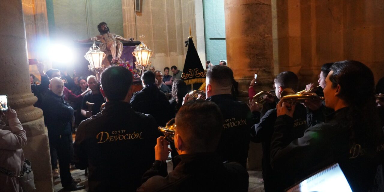 Devoción emula en su concierto la subida de Cristo por la Scala Sancta