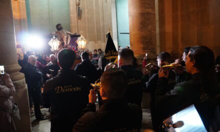 Devoción emula en su concierto la subida de Cristo por la Scala Sancta