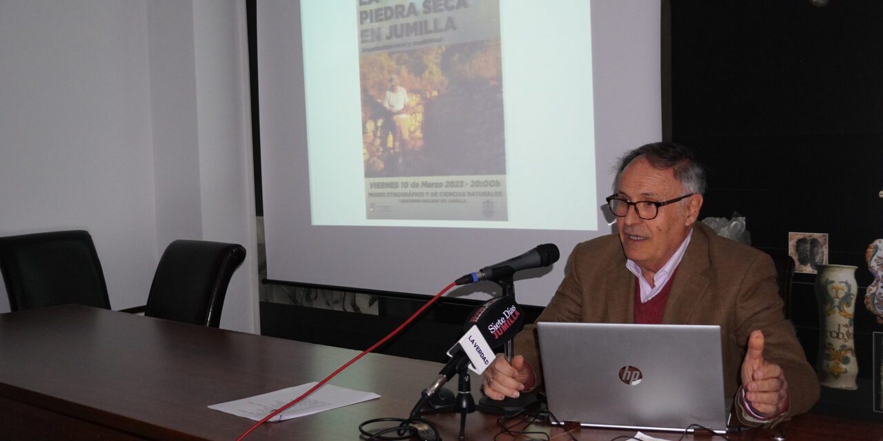 Cayetano Herrero contabiliza el rico patrimonio de piedra seca en Jumilla